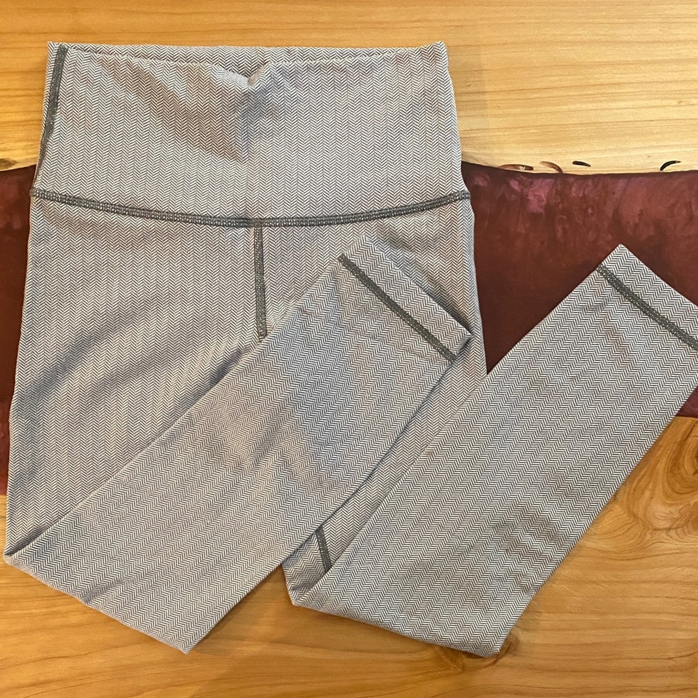 lululemon rare white Herringbone Hi-Times size 4 24” inseam